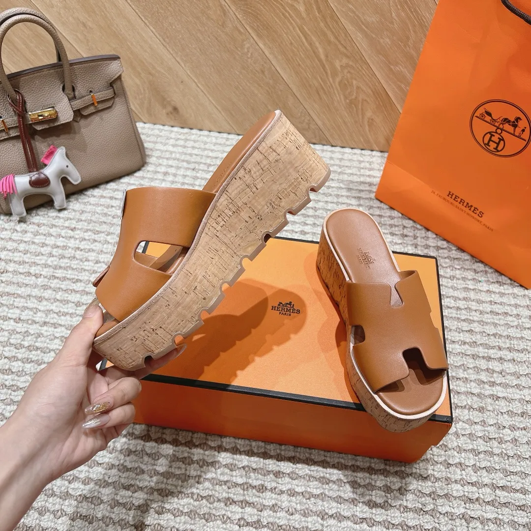 👟👟Ex-factory price 540👟👟 High version of the 2024 spring and summer new HERMES Hermès counter new style. The wedge-heeled Erjiu sandals and slippers, which have been extremely popular recently, are paired with various colorful socks. They are very trendy. Upper: cowhide. Outsole: technological imitation wood sole. Heel height: about 7cm. Size: Female 35-41 (40/41 non-refundable and non-exchangeable)